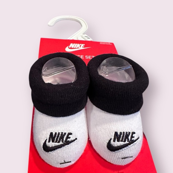 NWT Baby Nike Logo Print Black and White Bodysuit With Booties Set Size 0-6 Mon - Picture 6 of 8